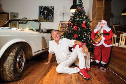 Entre sus nuevas adquisiciones no podía faltar un árbol navideño y un Papá Noel gigante, que colocó en el anexo llamado "El Cubo" junto a su Pagoda (Mercedes- Benz 280 SL).