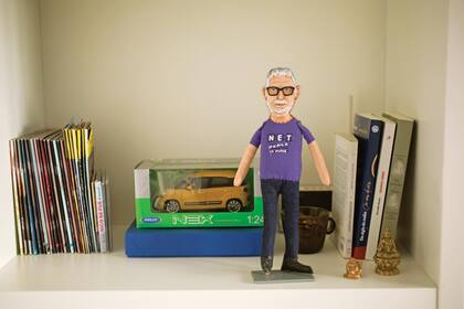 Entre sus objetos más queridos están la figura con su cara que decoró la torta con la que, dos años atrás, celebró su cumpleaños y se despidió del Maipo. Detrás, un auto amarillo revela su costado más lúdico y, al fondo, la colección de Divague, la revista sobre teatro musical gratuita que lanzó hace unos años y de la que fueron tapa todas las grandes figuras con producciones especiales de Gabriel Machado.