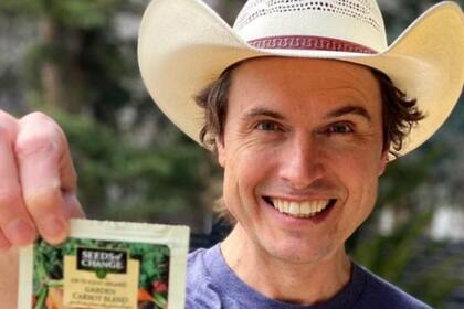 Entre sus pasiones también está la música y a menudo se lo ve tocando guitarra