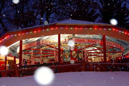 Entre sus principales atracciones se destacan el tren Candy Express, la montaña rusa Santa's Sleigh Coaster y el paseo Santa's Bobsled