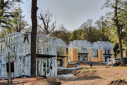 Entre sus ventajas se destacan la velocidad de obra, la reducción de desperdicios, la eficiencia energética y la posibilidad de trabajar en cualquier época del año sin depender del fraguado de materiales húmedos