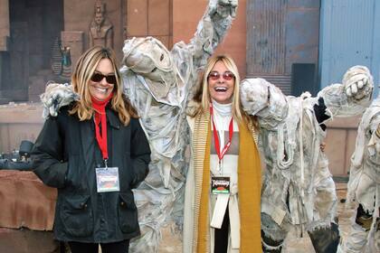 Entre sustos y risas junto a dos de los personajes de “La revancha de Tutankamon y las momias”, la nueva atracción del parque.