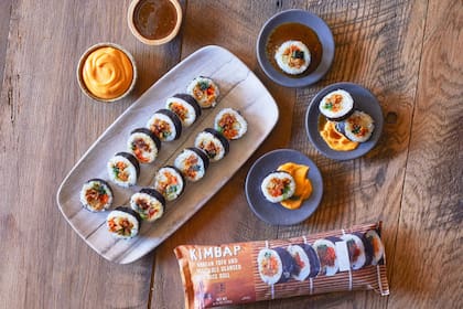 Entre tantos productos asiáticos acertados, los Kimbap congelados de TJ's son una gran opción para una rica comida