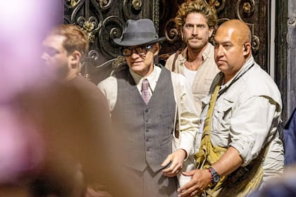 Entre tomas, el actor se apartaba para charlar con su pareja mientras el equipo preparaba el material y se alistaba para la siguiente escena. Cabe recordar que, a mediados de febrero, cuando comenzó a especularse con un posible romance entre ellos, LA NACION pudo saber que Pascal y Olarra se habían reencontrado recientemente tras una breve relación que habían mantenido durante la pandemia