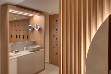 Entre tradición e innovación, el estilo de la diseñadora se basa en el juego de contrastes y en la simplicidad, los materiales naturales y las proporciones equilibradas