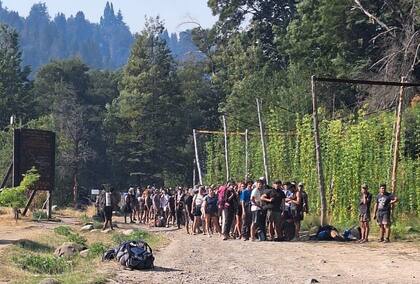 Entre turistas y vecinos de las zonas afectadas por los incendios forestales hay 800 evacuados cerca de El Bolsón