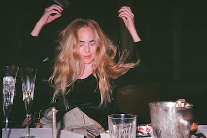 Entre vasos y botellas en la mesa, cambiando lentes y enfoques, encontró escenas únicas