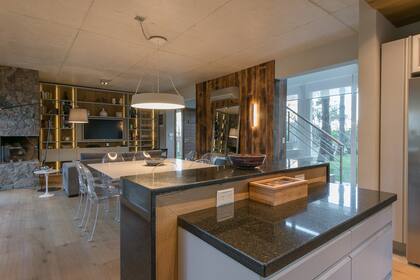 Entre vidrio, hormigón y piedra, las maderas de roble de Eslavonia smoked hand sculped, palo santo y lapacho (Patagonia Flooring) crean una atmósfera elegante y relajada.