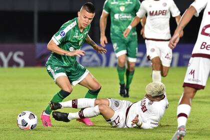 Entre Walmer Pacheco y Franco Orozco hubo duelos especiales durante el partido. (Photo by NORBERTO DUARTE / AFP)