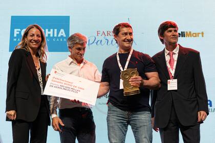 Manuel Herrera, gerente general de Banco Hipotecario, Ignacio Uranga, gerente de Banca Mayorista y Lorena Llaberia, gerente de Banca Minorista entregaron el Búho de oro a Javier Martel de Pinturerías Martel.