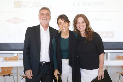 Héctor Guyot y Karina Galperín con la egresada Sofía Lavarello