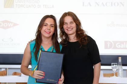 La egresada 2016 Natalia Quiroga Sáenz con la directora académica de la Maestría, Karina Galperín