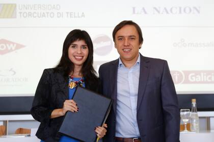 María Julieta Rumi recibe el diploma de egresada de la Maestría de manos de José del Rio