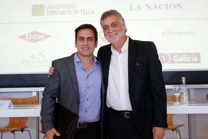 El egresado Matías Boela con Héctor Guyot