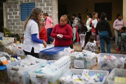 Entrega de medicamentos. En la casa de María Rodríguez, vecina del paraje Puesto Torrado, una médica suministra medicamentos recetados a una mujer