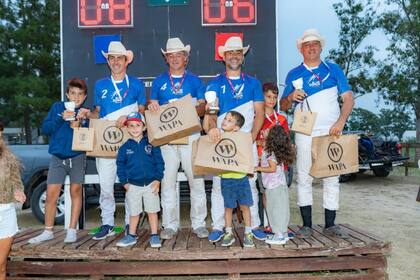 Entrega de premios del Toreno de Polo al equipo ganador La Unión Polo en el barrio La Herradura