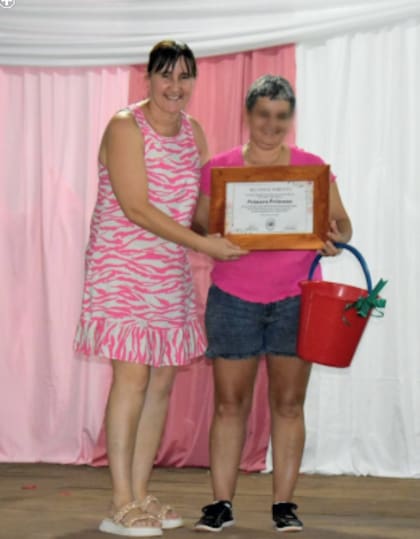 Entrega de un certificado y un balde como obsequio a la 1ª princesa durante la elección simbólica realizada en el marco de la celebración