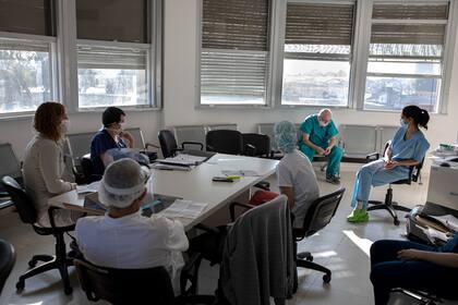 Entrega. Médicos en la sala para pacientes con Covid-19 en el hospital Posadas, Haedo