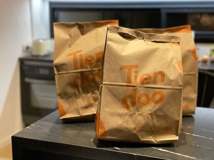 Entregan en bolsas compostables, en contenedores que se devuelven.