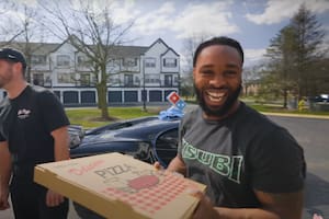El delivery que entrega pizzas en un Bugatti de lujo por una razón
