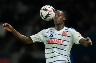 Entrenador del Estrasburgo critica a aficionados por pancarta contra el delantero Emegha