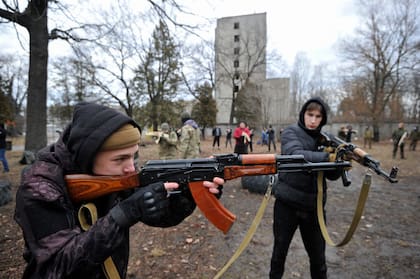 Entrenamiento de armas para civiles en Kiev ,ante el creciente temor a una invasión de Rusia. Sergei Chuzavkov/SOPA Images via ZUMA Press Wire/dpa