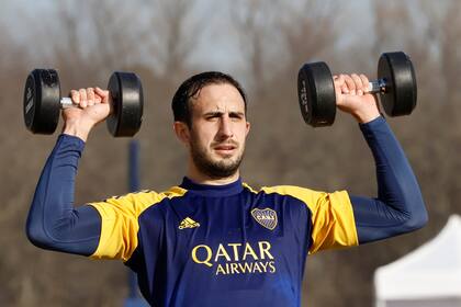 Izquierdoz y un ejercicio de pesas en la práctica de Boca a pleno sol