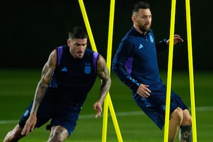 Entrenamiento de la selección argentina en Doha. Lionel Messi y Rodrigo De Paul 