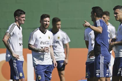 De Paul y Messi escuchan las indicaciones de Lionel Scaloni; el capitán de la selección respaldó públicamente al entrenador, pese a su inexperiencia en el cargo