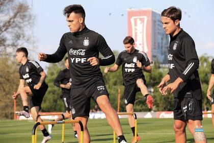 Lautaro Martinez y Paulo Dybala entrenando con la selección argentina
