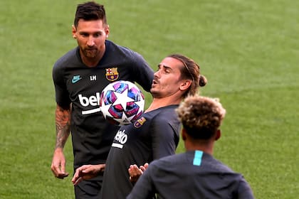 Entrenamiento del FC Barcelona - Estadio da Luz, Lisboa, Portugal - 13 de agosto de 2020 Antoine Griezmann y Lionel Messi del FC Barcelona durante el entrenamiento