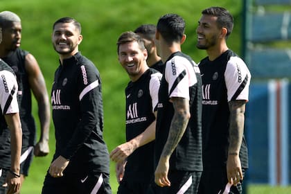 Entrenamiento del Paris Saint-Germain: Lionel Messi, rodeado de sus compatriotas Di María, Icardi y Paredes, entre otros compañeros