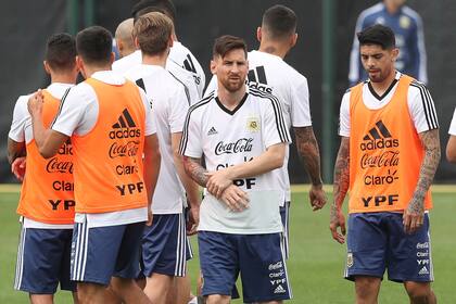 Messi y Banega, durante la práctica del domingo