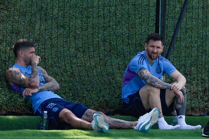 Entrenamiento del seleccionado argentino de este domingo, tras la victoria ante Mexico, en la universidad de Qatar; Lionel Messi y
Rodrigo De Paul 