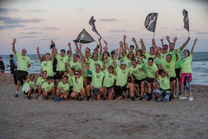 Entrenar en la playa tiene múltiples beneficios para la salud física y mental.