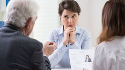 Mantener el o visual. Está bien tener a mano una copia del currículum o algunas notas breves para poder consultar, pero mirar e interactuar con el entrevistador no es negociable