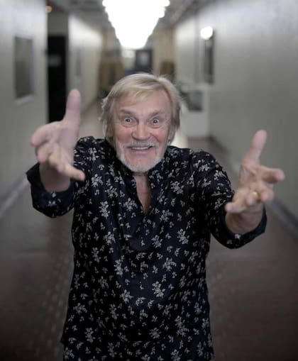 Enérgico y divertido, a los 78 años, el ruso contagia su pasión por la danza