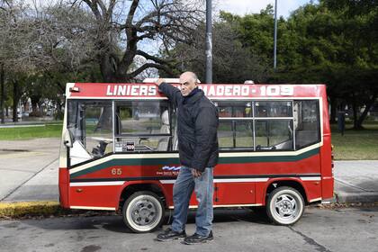 Entrevista a Jorge Ignacio, excolectivero que construyó un mini bus de la línea 109 para su nieta. Plaza Terán.