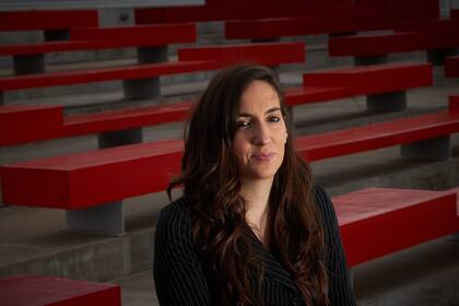 Entrevista a la historiadora Camila Perochena.