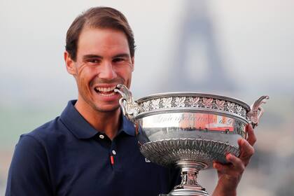 Hace tres semanas Rafael Nadal logró su decimotercer trofeo de Roland Garros y llegó a los 20 títulos de Grand Slam, igualando la marca de Roger Federer. 