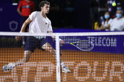 El tenista Juan Manuel Cerúndolo tiene un estilo de juego distinto al moderno, mucho más pensante, amigo de la defensa y el contraataque.