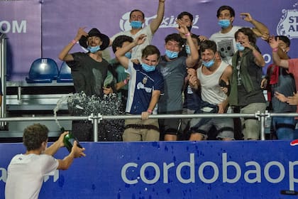 Los amigos de Juanma Cerúndolo que lo acompañaron en Córdoba forman parte de un entorno que deberá ser prudente ante el aumento de atención en el jugador.