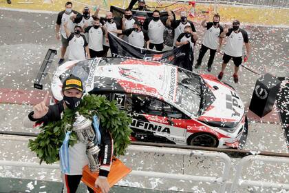 Una victoria en equipo: Matías Rossi celebra en el podio con los ingenieros y mecánicos de Toyota Gazoo Racing Argentina, los artífices del contundente rendimiento del Corolla N°17