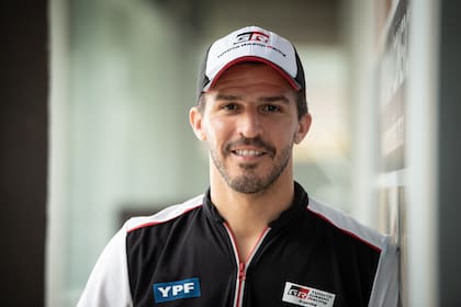 Matías Rossi proyecta para 2021 revalidar el título de Súper TC2000 y desandar una segunda temporada en Stock Car; viajar a Japón para hacer una prueba y conocer las plantas de Toyota, una cuenta pendiente que desea saldar este año