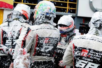 Franco Vivian (57), Matías Rossi (17), Rubens Barrichello (de frente) y Julián Santero, las cuatro espadas con las que Toyota Gazoo Racing Argentina logró el campeonato de equipo y de marcas de Súper TC2000