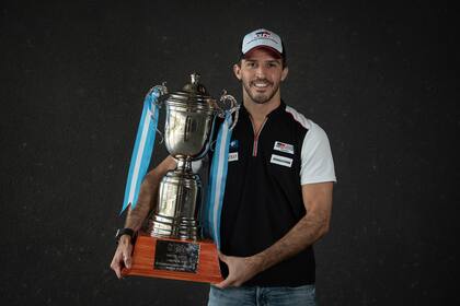Con la conquista del campeonato de Súper TC2000, Matías Rossi sumó su noveno título en el automovilismo argentino: cinco coronas entre Súper TC2000 y TC2000, un campeonato de Turismo Carretera, Turismo Nacional y Top Race