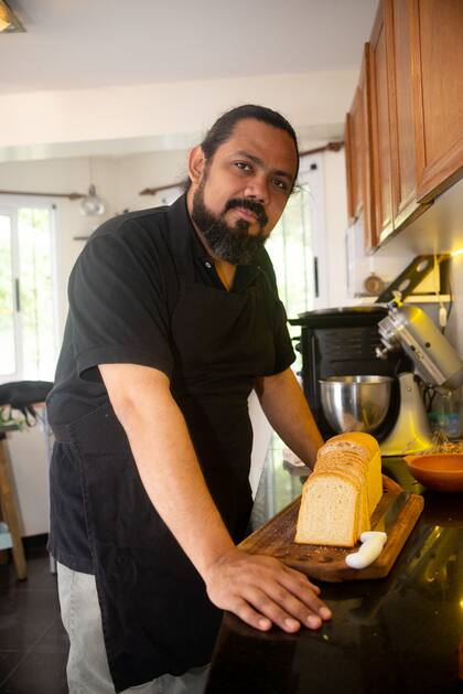 Entró a trabajar al comedor estudiantil del conservatorio y ahí conoció a Carlos, quien hoy es su pareja.