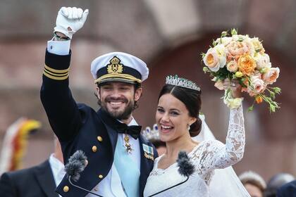 Entusiasmados, los recién casados saludan tras su boda