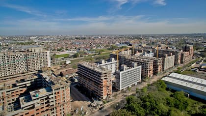 Entusiasmo en Barracas por la llegada de 10.000 nuevos vecinos
Serán los futuros habitantes de un complejo de 2485 viviendas que construye la Nación detrás de la cancha de Huracán; en el barrio creen que crecerán el comercio y el movimiento en la zona