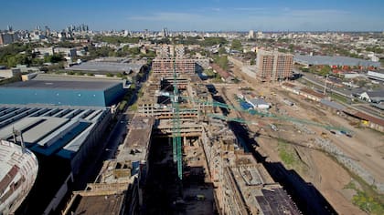 Entusiasmo en Barracas por la llegada de 10.000 nuevos vecinos
Serán los futuros habitantes de un complejo de 2485 viviendas que construye la Nación detrás de la cancha de Huracán; en el barrio creen que crecerán el comercio y el movimiento en la zona